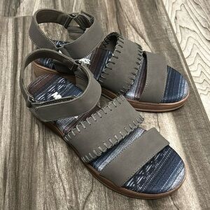 New! MUK LUKS Women's City Soul Sandals